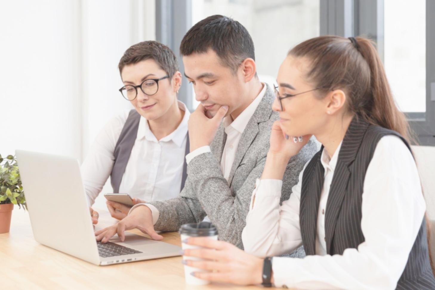 Teamarbeit bei der Analyse von Finanzberichten