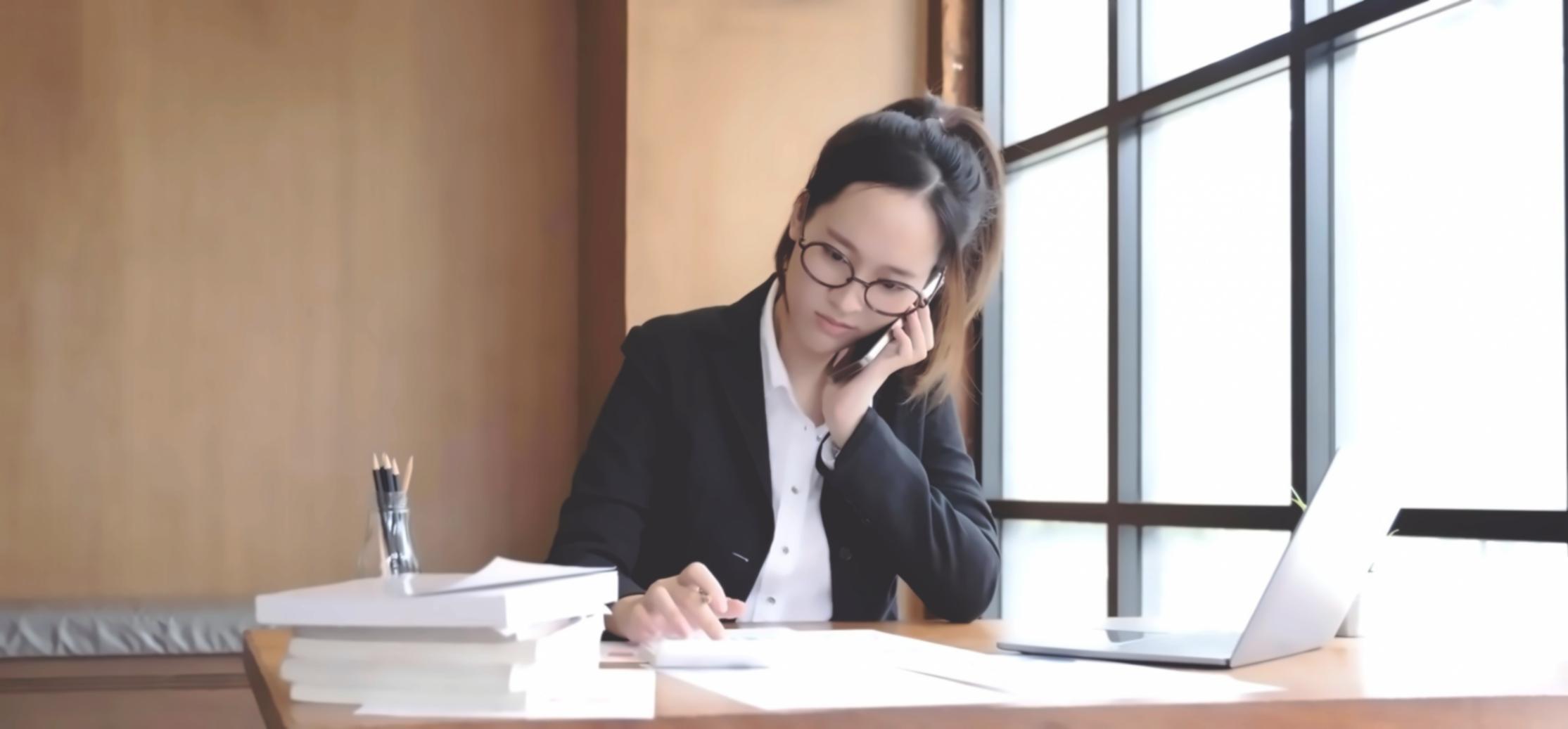 Finanzielle Datenanalyse auf mehreren Bildschirmen