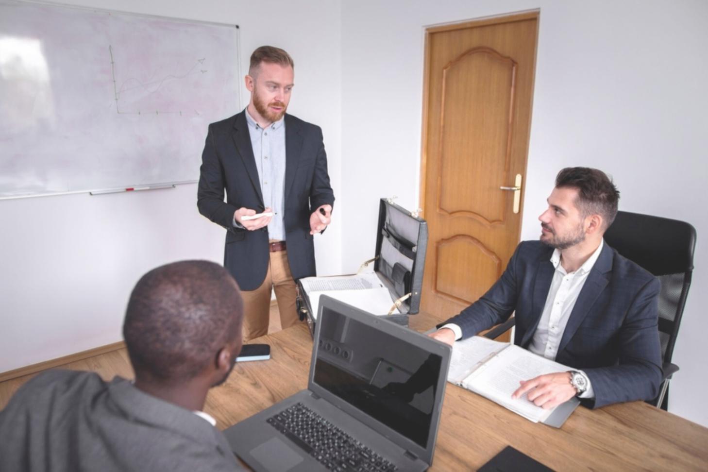 Team-Diskussion über Finanzstrategien