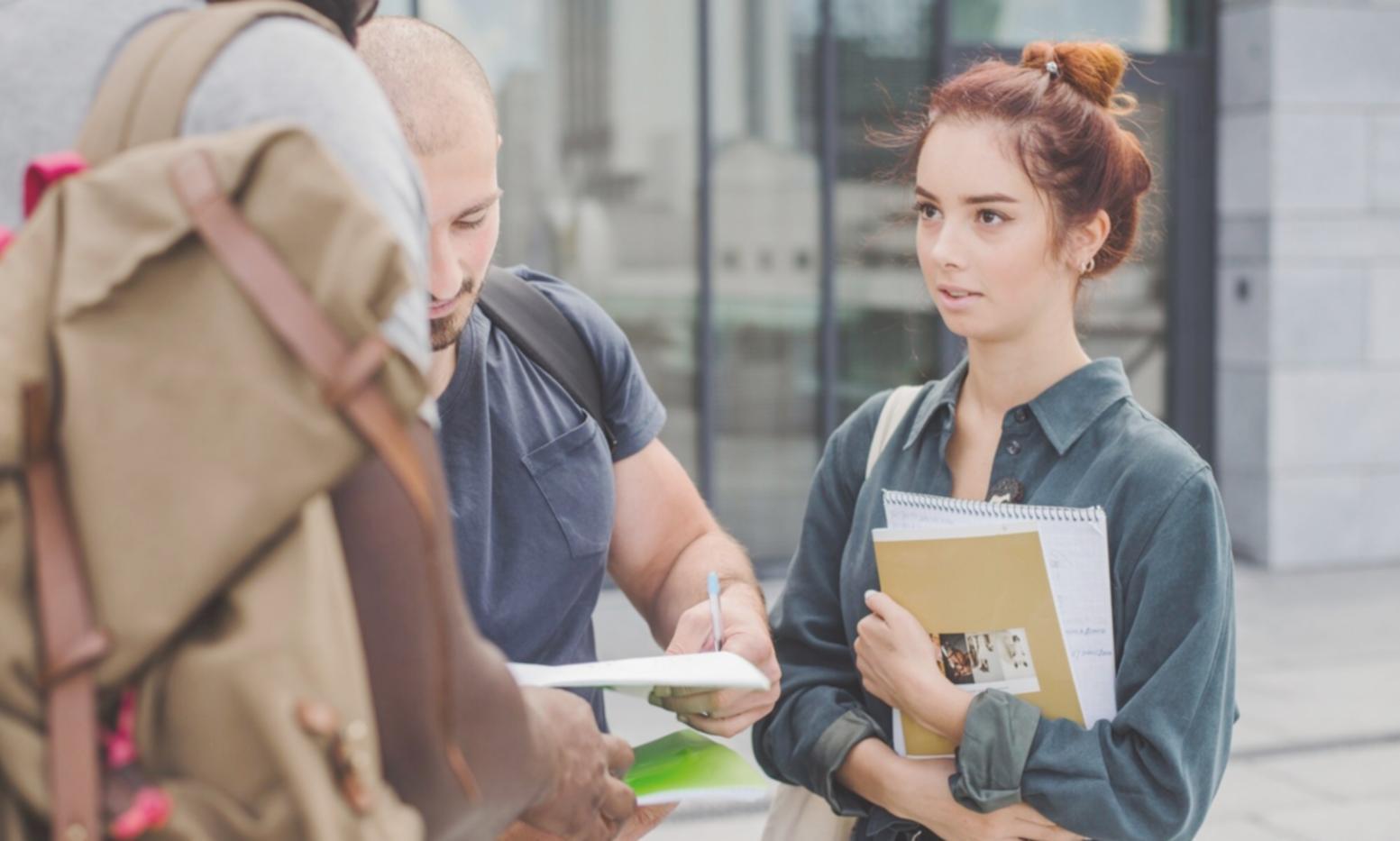 Teilnehmer beim gemeinsamen Lernen und Austausch über Finanzanalyse